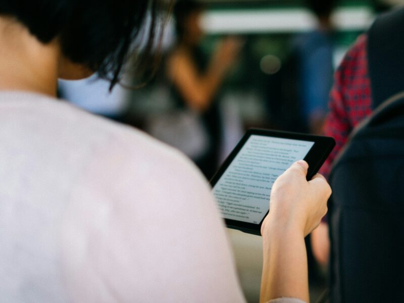 girl reading kindle